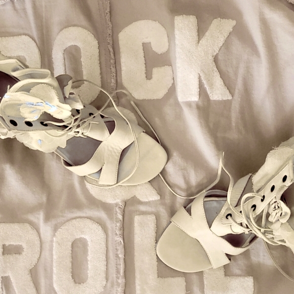 Donald j pliner. White high heels size 9 1/2M - Picture 6 of 11